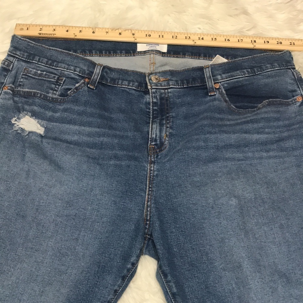 LEVI’S Women’s Medium Wash DISTRESSED ANKLE Cropped Jeans Sz 18 - Picture 4 of 15